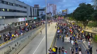 manifestantes llegan al Mesón de los Búcaros 26M