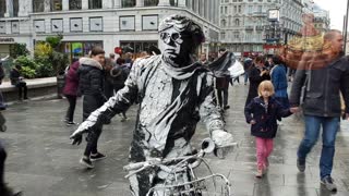 PERFECT Living Human STATUE | Street Performance | London