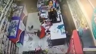 Thief unsuccessfully robs a store