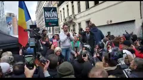 Brussels: People gassed while listening to speeches!