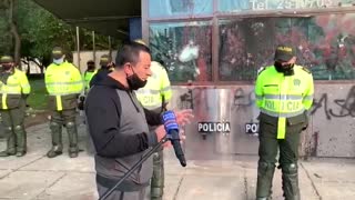 Comunidad ora en CAI destruido en Bogotá