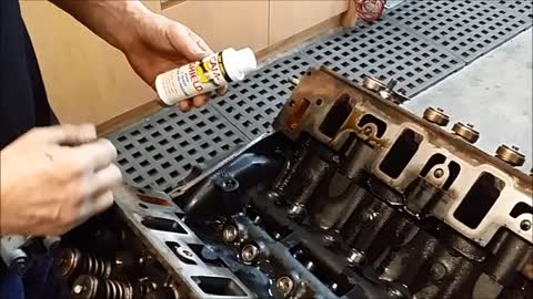 Grinding a Holden V8 flat tappet camshaft.
