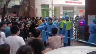 Anti-Lockdown Protestors Topple Barricade in Front of CCP Authorities in Guangzhou, China