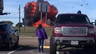 Language ⚠️ B-17 bomber and a smaller plane collide at Dallas airshow