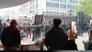 Anti-Lockdown Protestors Tear Down Barricades in Wuhan