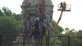 Workers removing Richmond's statue of Robert E. Lee