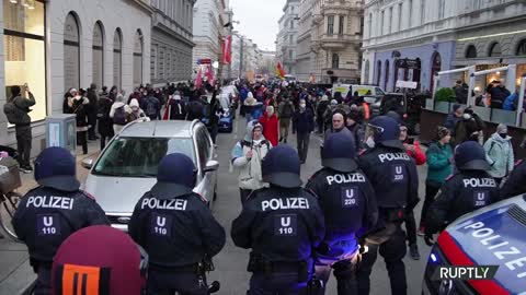 Austria: Police detains several as anti-lockdown rally remains tense in Vienna - 18.12.2021