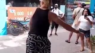 Video: Turista de origen africano baila champeta en el Centro de Cartagena