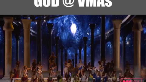 Ariana Grande mocks God at the 2018 VMAs