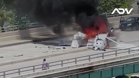Una avioneta se estrella en puente de Haulover en Miami