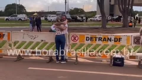 Manifestantes soltos por Moraes reencontram seus familiares na saída da Papuda