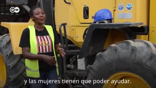 [Video] ¿Quién dijo que las mujeres no pueden operar maquinaria pesada?
