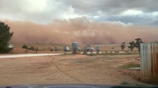 Time lapse captures incredible dust storm in Yongala, Australia