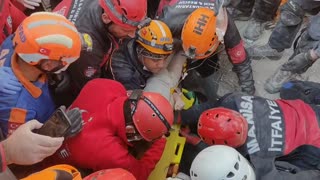 Rescatan de los escombros a una niña tras 4 días en el terremoto en Turquía