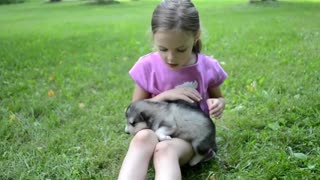 little girl sings a puppy her lullaby song!