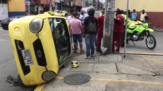 Un carro volcado y dos heridos dejó fuerte choque en Bucaramanga
