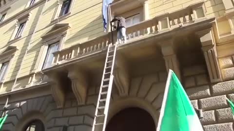 Rome, Italy: citizen removes EU flag and replaces it with Italian flag (Sept 24, 2022)