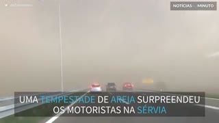 Tempestade de areia invade estrada na Sérvia
