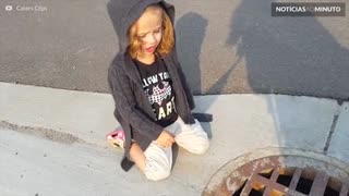 Menina de dois anos conversa com o esgoto