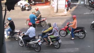 Vietnam, HCMC - pedestrian skills - 2014-02
