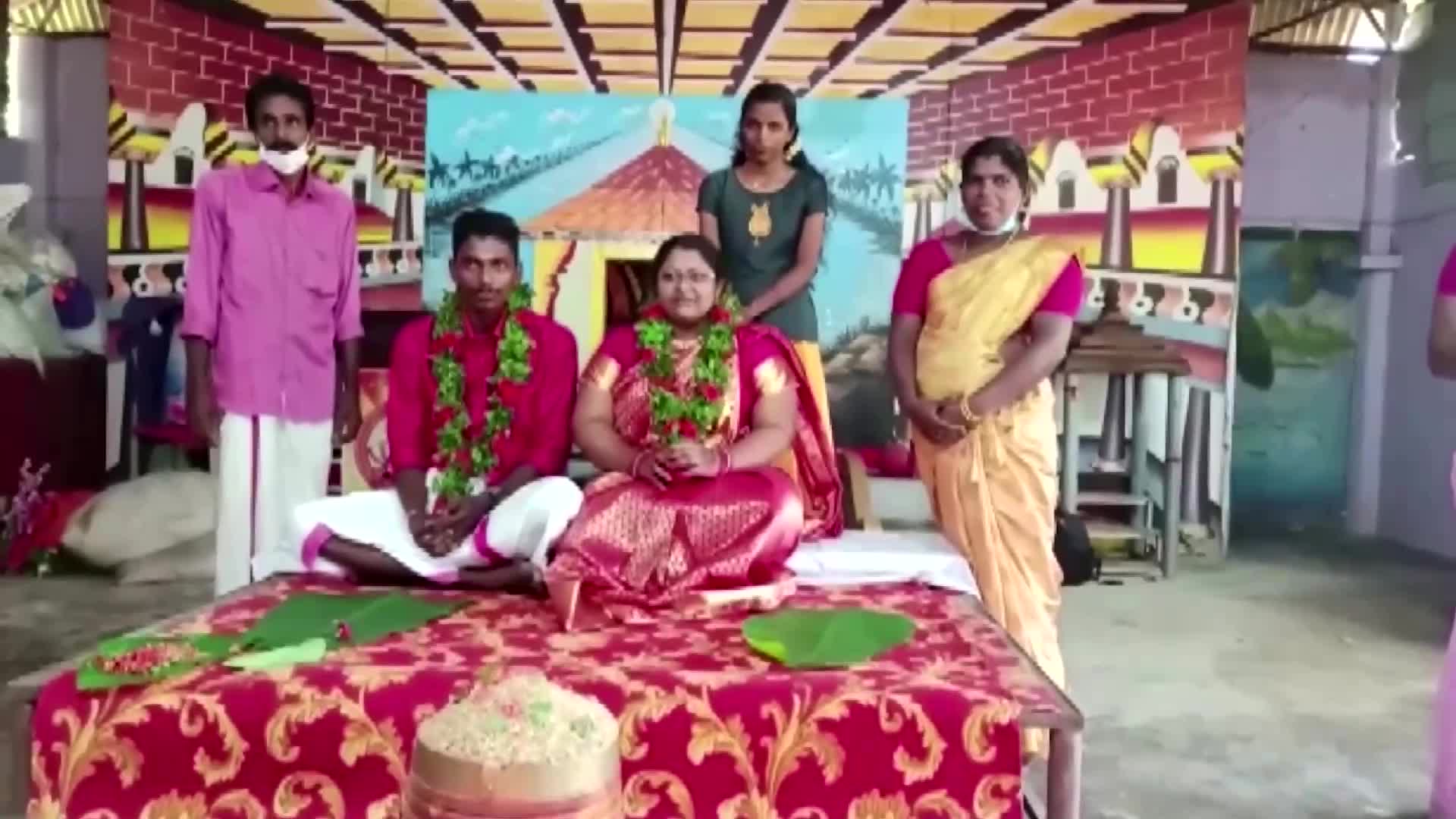 indian-couple-float-to-wedding-in-cooking-pot-amid-floods