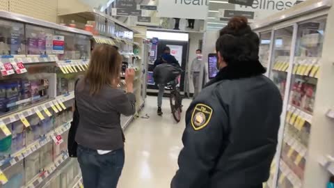 SF Walgreens Robbed in Broad Daylight while Guards Watch