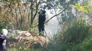 Bomberos de Piedecuesta luchan por controlar un incendio forestal en La Cantera