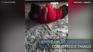Lionel Messi deita e rola com os filhos no chão