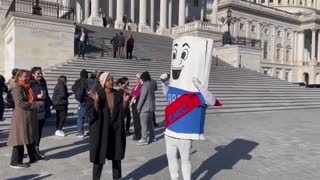 Ilhan Omar dances on Capitol steps