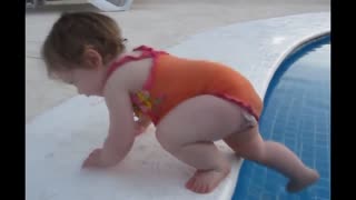 Funny Clips - Funny Baby in Swimming Pool