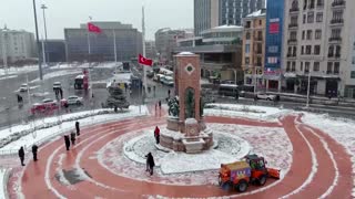 Thousands stranded as snow silences Istanbul