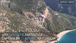 Parapente acrobático nas falésias de Oludeniz, na Turquia